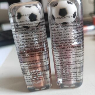 gloss labial com tampa de formato de bola de futebol da marca Lové Rain